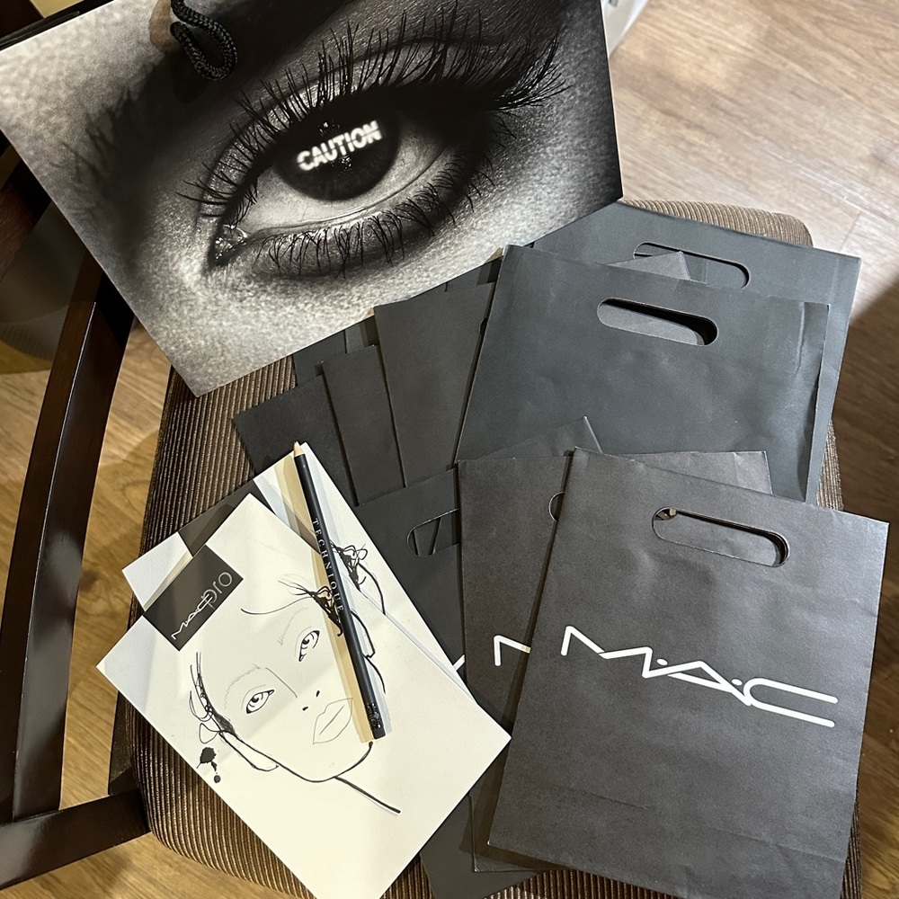 17 MAC Bags + 2 MAC Face Pads + 1 MAC Pencil